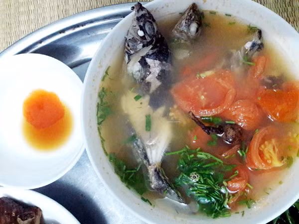 Khi chế biến, không nên đun quá kỹ, cá rìa sẽ xơ thịt, mất ngon. Đun tới lúc mắt cá lồi ra là chín. Khi ăn, múc canh cá ra, lấy chanh vắt vào bát, tạo vị chua tự nhiên. Không để hạt, dầu ở vỏ rớt vào bát sẽ gây đắng canh. Ảnh: baoquangninh.com.vn.