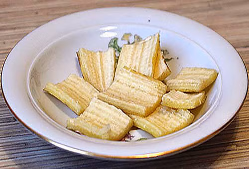 Hoặc bạn cũng có thể cắt vỏ chuối thành những miếng nhỏ sau đó chà nhẹ lên vùng da có mụn trứng cá. Thực hiện 2 – 3 lần trong một tuần để loại bỏ mụn ở cằm nhé. Ảnh: baomoi.com.