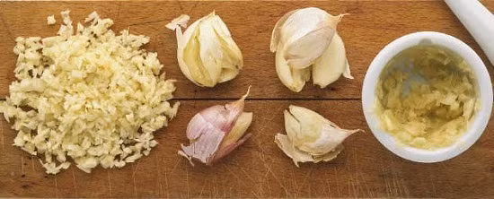 Vì chất sunfuro có trong tỏi sẽ làm da vùng cằm bị khô. Bạn hãy thực hiện cách trị mụn trứng cá bằng tự nhiên này ít nhất 2-3 lần/tuần để đạt hiệu quả. Ảnh: cachtrimun.com.vn.