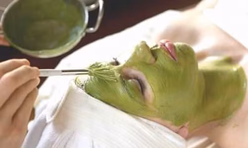 Thoa 1 lớp kem vừa tạo lên da mặt để 15 phút kết hợp massage nhẹ nhàng, sau đó rửa sạch lại với nước mát. Dùng mỗi tối trước khi đi ngủ để cho kết quả tốt nhất. Ảnh: trinamdamat.com.vn.