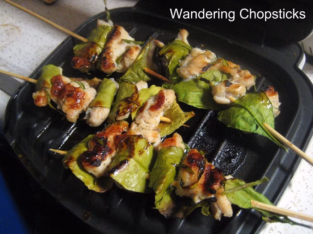 Xếp một lớp lá chanh, một lớp thịt rồi cuối cùng là lớp lá chanh lên trên vỉ nướng và nướng thịt bằng bếp than. Khi lớp lá chanh bên ngoài cháy vàng và khô lại thì gỡ bỏ đi và nướng thêm chút nữa cho thịt vàng đều hai mặt. Ảnh: youtube.com.