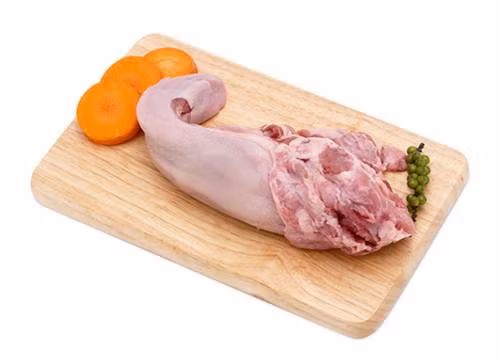 3. Lưỡi lợn xào riềng sả lá chanh. Nguyên liệu: Lưỡi lợn, riềng, sả, lá chanh, bột nghệ, hành khô, gia vị. Lưỡi lợn rửa sạch lại với chanh hoặc quất, muối cho khử mùi hôi rồi rửa lại với nước sạch lần nữa. Riềng gọt vỏ, rửa sạch rồi thái chỉ. Sả thái lát mỏng. Lá chanh thái nhỏ. Ảnh: boqi.vn.