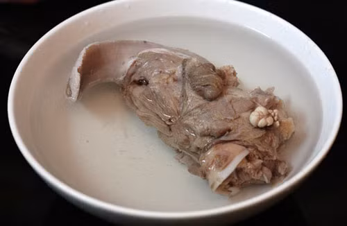 Lưỡi lợn heo chần qua nước sôi, làm sạch. Cạo thật sạch lớp màng trắng bám trên lưỡi rồi rửa lại dưới vòi nước chảy cho sạch, để ráo bớt nước rồi thái thành những miếng vừa ăn. Ướp lưỡi với bột nghệ, bột nêm, dầu hào cùng chút hành băm. Cho vào ngăn mát tủ lạnh khoảng 30 phút. Ảnh: phunutoday.vn.