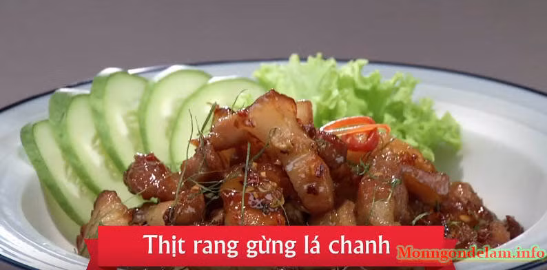 Làm sốt: pha hỗn hợp gồm đường, nước mắm,hạt nêm. Cho hành tỏi băm và ớt vào phi thơm, cho thịt vào xào thơm. Cho hỗn hợp xốt vào rim đến khi thấm vị. Trút ra rắc tiêu và lá chanh vào. Ảnh: monngondelam.info.