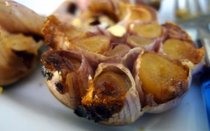 2. Tỏi nướng. Trị viêm họng, ho cho trẻ nhỏ: Để nguyên vỏ củ tỏi, đem nướng cho cháy đen vỏ rồi để nguội, sau đó bóc hết phần tỏi cháy đi, cho vào cái chén nhỏ, thêm vào khoảng 4 thìa nước ấm, dùng một chiếc thìa nghiền nát tỏi trong chén ra, cho bé uống ngay nước ép tỏi đó. Uống 2 lần/ngày.