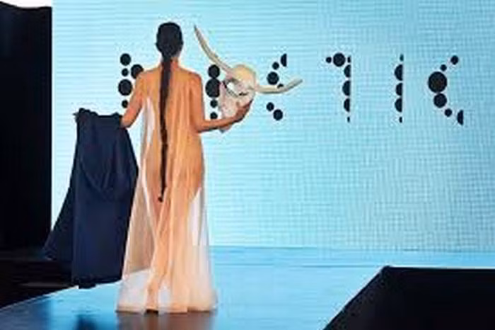 Jalila Essaïdi đã tạo ra một bộ sưu tập thời trang mới với chất liệu đặc biệt này vào cuối năm trước và trình làng mới đây. Bộ sưu tập của cô ấn tượng đến nỗi hãng thời trang H&amp;M đã trao giải thưởng Global Change Award cho cô cùng 1 triệu USD.