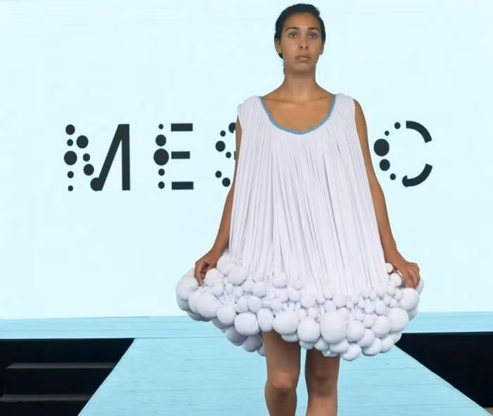 Loại vải đặc biệt làm từ phân bò này được gọi tên là Mestic. Nhà thiết kế giải thích, chất liệu mới này giống như chất liệu nhựa sinh học chiết xuất từ than đá nhưng nó lại thân thiện môi trường và có thể tiêu hủy.