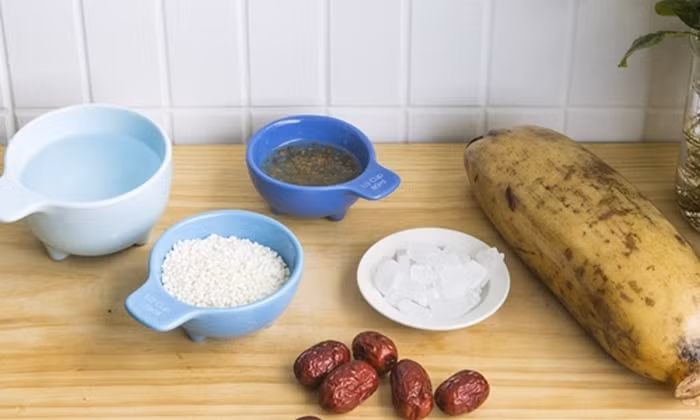 5. Bánh bột nếp, ngó sen. Vắt một cốc ngó sen tươi, bột gạo nếp, đường trắng mối thứ 250g và cho thêm nước vừa đủ, nhào bột làm thành bánh hấp chín. Món ăn này có thể cầm máu tốt và còn có tác dụng chữa thổ huyết, đại tiện ra máu, chảy máu cam. Ảnh: Phunu.