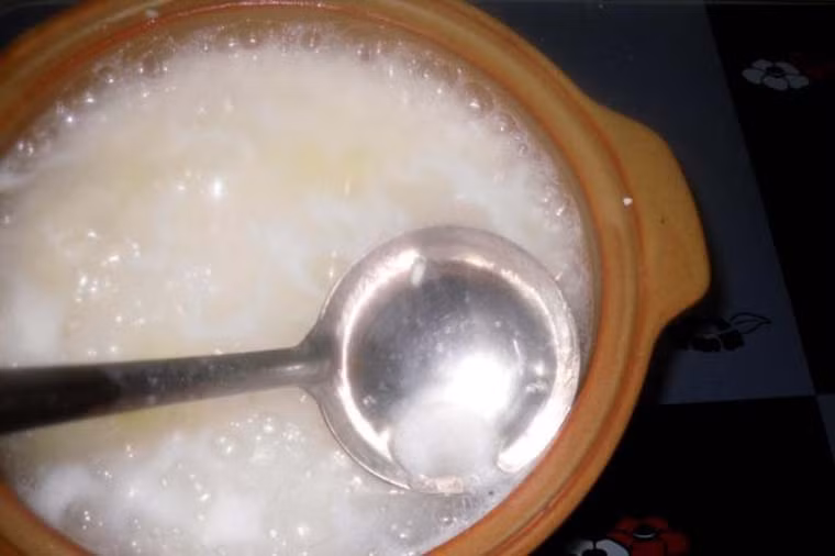 Thịt lươn đem sấy khô trong lò nướng hoặc có thể dùng lò vi sóng. Đậu phụ đem chiên vàng thái nhỏ. Hành củ bào mỏng, phi vàng vớt ra để ráo mỡ, lát ăn kèm với cháo. Cho dầu vào chảo, dầu nóng cho 1 ít hành củ vào đảo đến khi có mùi thơm thì cho lươn vào, đảo nhẹ để lươn không bị nát. Ảnh: bachhoaxanh.com.