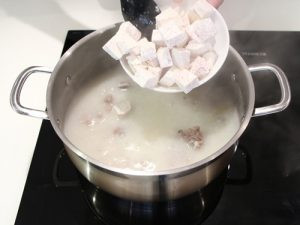 Gạo đem rang sơ tới khi có có màu vàng. Cho gạo rang vào nồi cùng nước xương ở bước trên kèm 1 nhúm muối. Nấu cháo ở lửa lớn, tới khi cháo sôi thì cho lửa nhỏ, nấu trong khoảng 45 phút đến khi gạo mềm, nở đều. Trong khi đó ta có thể chuẩn bị phần lươn. Ảnh: yeunoitro.net.