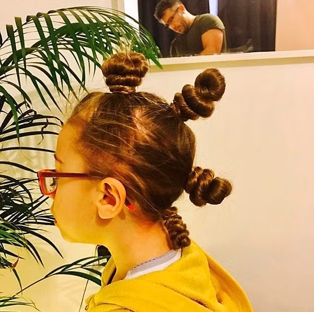 Dù rất bận rộn với công việc riêng của mình nhưng anh Nate vẫn luôn ưu tiên con cái hàng đầu. Mỗi buổi sáng trước khi đến trường, Nevaeh được bố tạo một kiểu tóc khác nhau.