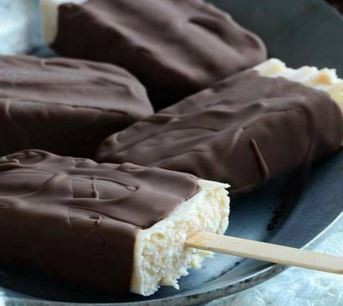 Dùng chocolate đun chảy để gắn các miếng tròn vừa cắt lên kem và nhúng đầu kem vào chocolate đun chảy. Nếu không thích kiểu trên thì các bạn có thể nhúng toàn bộ cây kem vào chocolate rồi nhanh tay lăn kem qua lạc giã vụn. Ảnh: ppanomterakiet.blogger.vn.