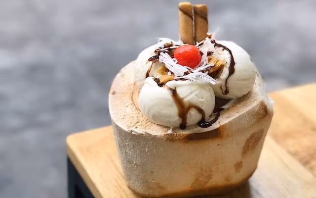 4. Kem dừa. Mùa nào cũng có dừa, chính vì thế đây là nguyên liệu làm kem vừa ngon lại vừa bổ dưỡng. Để món kem dừa thơm ngon bạn nên cho thêm dừa và đậu phộng lên khi ăn sẽ hấp dẫn hơn nhiều đó. Ảnh: Foody.vn.