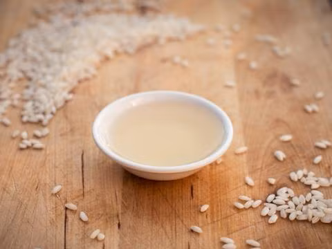 Trị ong đốt bằng baking soda và giấm: Bôi hỗn hợp với baking soda và giấm lên vết thương và để trong vòng 30 phút. Cách làm này ngoài việc giảm sưng tấy thì còn giúp trung hòa các chất axit trong nọc ong, giảm viêm ngứa. Ảnh: mekongsauce.com.