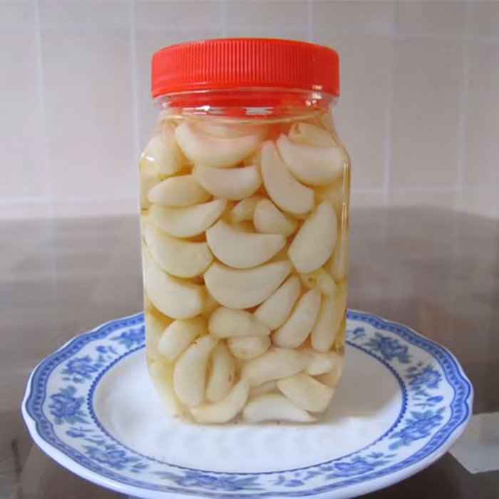 Chữa hen phế quản, lao phổi. Dùng 200ml giấm gạo, 10 củ tỏi già, 100g đường. Tỏi bóc vỏ đập dập hoặc thái mỏng, cho giấm, thêm đường, khuấy đều, ngâm sau 3 ngày 3 đêm trước khi dùng, mỗi lần nửa thìa canh, mỗi ngày 3 lần. Ảnh: Toikimcuong. (Thông tin trong bài viết chỉ mang tính chất tham khảo. Trước khi sử dụng bài thuốc, bạn vui lòng hỏi ý kiến bác sĩ).