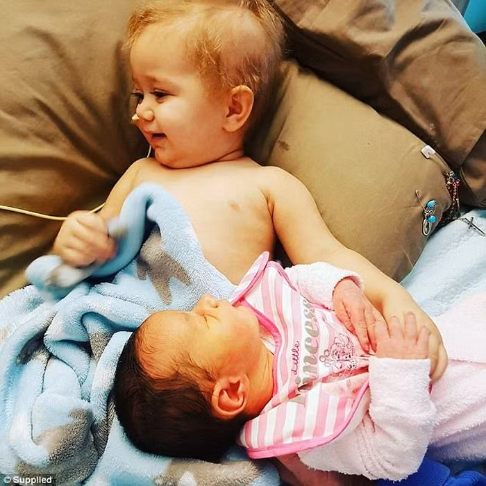 Cuộc sống càng khó khăn hơn khi tai họa ập đến, căn nhà của họ bị đột nhập, cuỗm hết sạch đồ đạc và bọn trộm còn phóng lửa thiêu rụi tất cả.