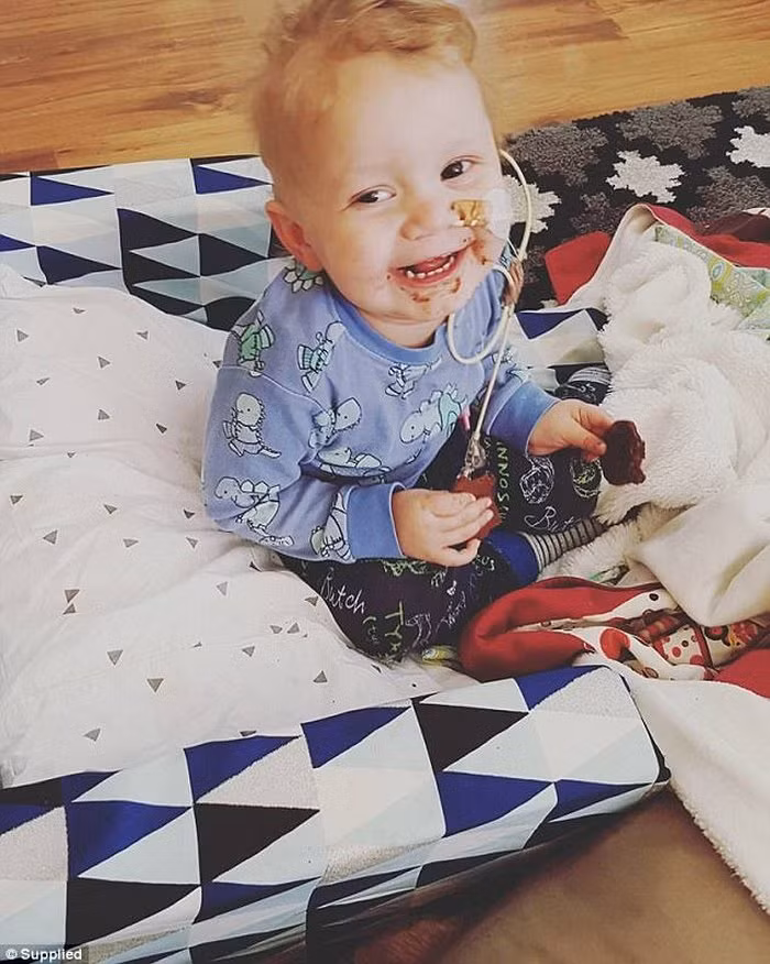 Việc điều trị vô cùng tốn kém và vợ chồng cô Farrugia phải nhờ đến sự giúp đỡ của bạn bè, người thân. Vợ chồng cô ước sao hành trình chống chọi bệnh tật của con sẽ kết thúc, nhưng có lẽ người hùng bé nhỏ của họ phải chiến đấu cả cuộc đời.