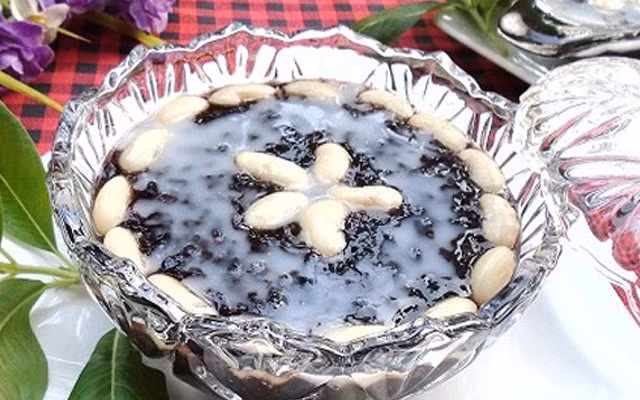 Đậu trắng nhặt bỏ hạt lép, ngâm nở, cho vào nồi, nấu chín mềm. Trong 1 nồi khác, cho nước cốt dừa, 30g đường trắng còn lại vào, bắc lên bếp, nấu nhỏ lửa khoảng 5 phút để hỗn hợp sệt lại. Múc chè ra chén, thêm đậu trắng và nước cốt dừa lên trên là có thể mời mọi người thưởng thức. Ảnh: Cooky.vn.