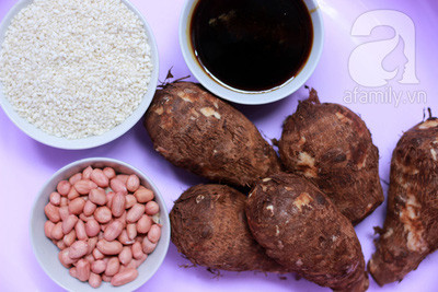 Nếp sau khi ngâm, đãi lại cho sạch, cho nếp vào nồi, đun sôi đến khi ăn thử thấy hạt nếp mềm. Cho tiếp khoai sọ vào đun cùng, thêm đường vào. Đun lửa thật nhỏ, thỉnh thoảng dùng muôi khuấy đều để phần nếp không bị dính vào đáy nồi. Ảnh: OhXinh.com.