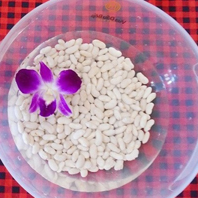 3. Chè nếp cẩm đậu trắng. Nguyên liệu: Nếp cẩm, nước cốt dừa, đậu trắng, đường trắng. Nếp vo sạch, ngâm khoảng 3 giờ để khi nấu nếp sẽ mau chín mềm. Sau đó, cho nếp vào nồi cùng 1 lít nước, nấu nhỏ lửa khoảng 20 phút. Tiếp theo, cho 80g đường trắng vào, nấu cùng. Vừa nấu vừa khuấy đều để đường tan hết. Ảnh: Cooky.vn.