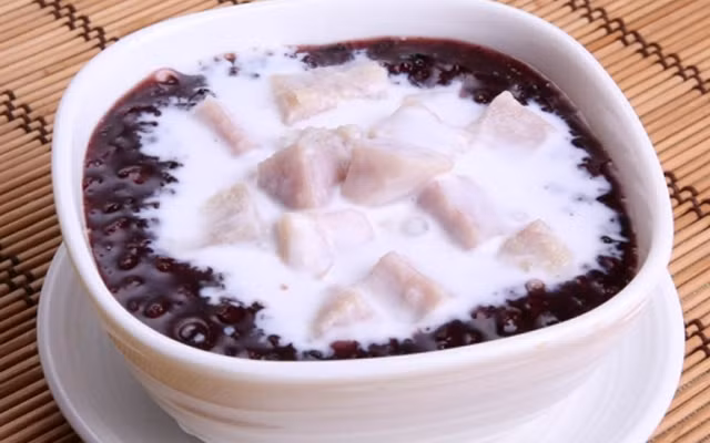 Đổ từ từ nước cốt dừa vào nồi chè, vừa đổ vừa khuấy đến khi đặc lại, nêm nếm lại đường cho vừa ăn. Đun khoảng thêm 5 phút thì tắt bếp, thêm ống vani vào, dùng muôi khuấy nhẹ tay. Múc chè ra chén, rắc vài cọng dừa sợi lên bề mặt, dùng nóng hay nguội đều ngon. Ảnh: Cooky.vn.