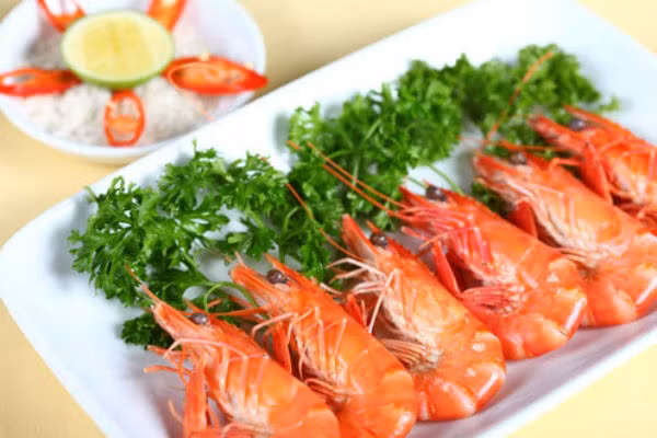 3. Bí quyết hấp tôm ngon: Đun một nồi nước sôi, thêm 45g muối và cho tôm vào luộc 5 phút hoặc cho đến khi tôm co lại, chuyển sang màu cam đỏ là được. Ảnh: danviet.vn.