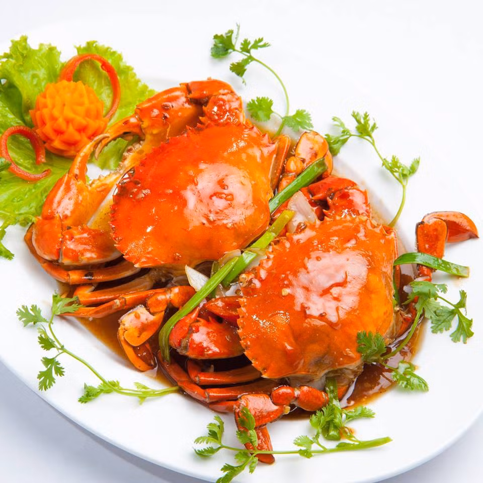 Lúc đó bạn cắt dây buộc và dễ dàng rửa sạch. Sau đó, cho cua vào nồi luộc lượng nước vừa đủ. Và chỉ luộc trong khoảng 10 phút (kể từ khi nước sôi), cua vừa chín là được (vỏ cua sẽ có màu đỏ). Ngoài ra khi luộc nên để ngửa cua thì nước ngọt sẽ đọng lại trong mai cua. Ảnh: vihasa.vn.