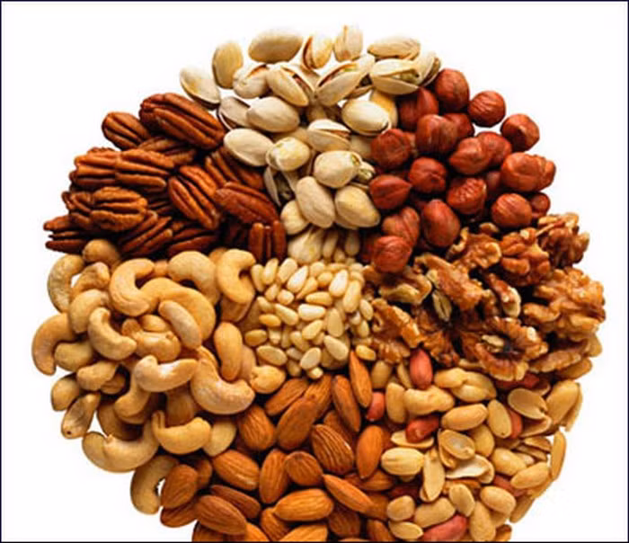 “Ngọc nữ doanh nhũ tô”. Bài thuốc này hơi cầu kỳ và nhiều nguyên liệu. Gồm có ngô, đậu nành, hạt kiều mạch, lạc, sen trắng, hạt óc chó, mộc thông, vừng trắng và hoàng kỳ đem sấy khô rồi nghiền thành dạng bột, thêm mật ong và nhào thành viên uống vào mỗi sáng, tối. Ảnh: Phauthuatnangnguc.