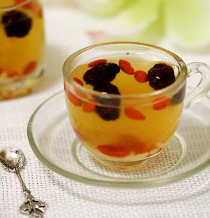 Hoàng kỳ hồng tảo trà. Nguyên liệu cần có bao gồm khoảng 5 miếng hoàng kỳ, 3 quả táo tàu. Cách làm rất đơn giản, chỉ cần chế nước đun sôi, ngâm các vị thuốc trong nước nóng, để nguội vừa uống, sử dụng hằng ngày. Ảnh: Timemart.