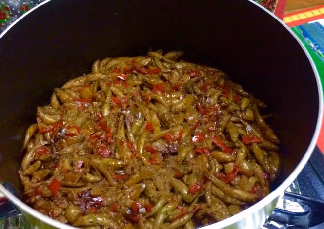 5. Bống kho ớt chuông. Nguyên liệu: bống, ớt chuông, đường, hành khô, tỏi, mắm, bột nêm và tiêu xay, nước màu, dầu ăn. Bống rửa sạch để ráo. Ướp cá với nuớc mắm, bột nêm, bột tiêu xay, nước màu, đường, hành khô, tỏi, ớt chuông băm nhỏ. Cho bống vào nồi, đổ bát gia vị vừa pha vào, ướp 15 phút cho ngấm. Trước khi bắc nồi lên bếp kho, xóc lật bống ở dưới lên, đun khi sôi vặn nhỏ lửa liu riu cho bống được ngấm, đun đến khi nước trong nồi cạn, tưới đều lên bống thêm thìa dầu ăn. Ảnh: cookpad.com.