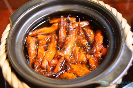 4. Cá bống đen kho tiêu. Nguyên liệu: cá bống, thịt ba chỉ, hành tím, tỏi, nước mắm, đường, bột ngọt. Ướp cá với nước mắm, đường, tiêu, hành tỏi băm. Thịt mỡ thắng tóp mỡ, cho thịt cắt lát vào xào săn, cho hành tỏi vào xào thơm vàng, cho cá ướp lên thịt. Pha 1/2 chén nước ấm nóng, pha nước mắm, đường, bột ngọt. Quậy tan, cho vào nồi kho. Kho nhỏ lửa đến khi nước mắm hơi sệt, sánh. Cho tóp mỡ và mỡ thắng vào. Tắt bếp, cho chút tiêu. Ảnh: muachung.vn.