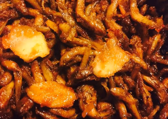 7. Bống bang ăn riềng. Nguyên liệu: củ riềng già, cá bống trứng, đường đỏ, nước màu, nước mắm, muối. Cá rửa sạch, ướp với muối trong 5 phút. Riềng thái mỏng, xay nhuyễn. Cho dầu vào nồi đất xào thơm riềng. Khi riềng thơm cho đường, nước mắm, ớt bột vào xào cho thơm, thêm khoảng 2 thìa nước xào đều. Khi đó cho cá vào và riu riu lửa cho cá thấm. Cá cạn hết nước thì tắt bếp. Ảnh: cookpad.com.