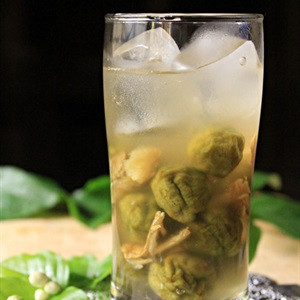 Phần đường còn lại trong nồi các bạn cho gừng đã chuẩn bị trước vào rồi đun lên. Đun sôi một chút cho đường tan hết rồi để nguội hoàn toàn. Dùng muỗng múc phần siro đường này vào hũ sấu. Để khoảng 2 ngày sau là dùng được rồi. Ảnh: Cooky.vn.