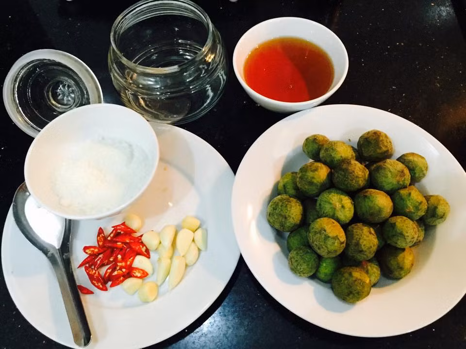 3. Sấu ngâm mắm. Nguyên liệu: Sấu, nước mắm, đường, dấm, muối, ớt, tỏi. Sấu cạo vỏ, rửa sạch, cho vào ngâm cùng muối 8 tiếng rồi vớt ra ráo nước. Ảnh: bepgiadinh.com.