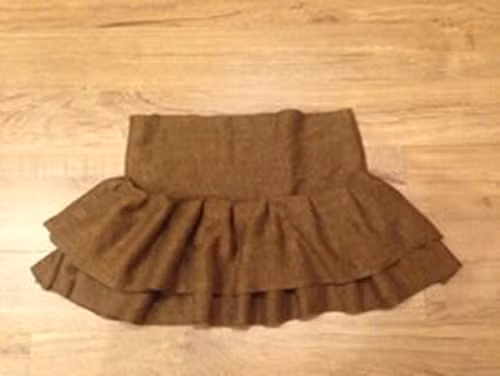 Phần may thô của chiếc váy trông như thế này. Khi đã xong xuôi phần thô, mẹ sẽ lộn trái váy và may chun vào, vắt sổ phần gấu váy là đã được một chiếc váy cực yêu và sành điệu cho bé. Ảnh: FB Ngolinhchi.