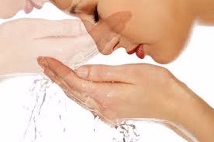 Rửa sạch mặt với nước và lau khô là bạn yên tâm làn da của bạn đã được làm sạch triệt để .