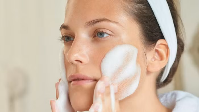 Bước chăm sóc da quan trọng nhất có lẽ là tẩy trang. Thế nhưng, tẩy trang như thế nào là đúng và phương pháp tẩy trang tốt nhất chưa chắc bạn gái nào cũng biết.