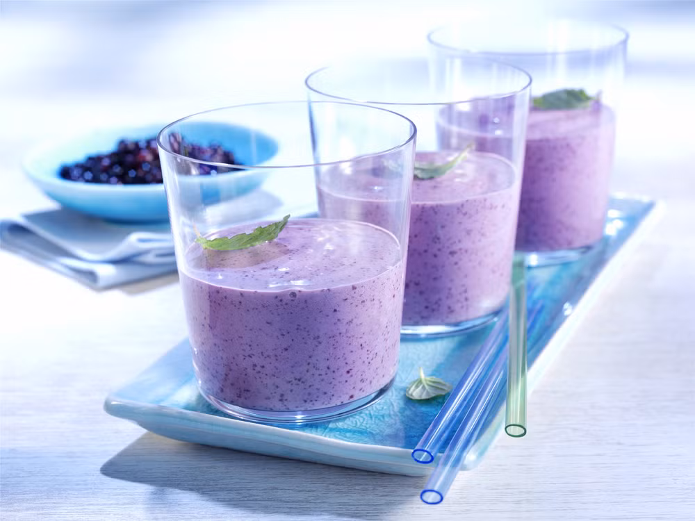 2. Sinh tố việt quất. Nguyên liệu: sữa không béo, việt quất, dầu hạt lanh hữu cơ. Cho sữa và quả việt quất đông lạnh, không thêm đường vào máy xay và xay trong 1 phút. Chuyển ra cốc thủy tinh, và khuấy đều với dầu hạt lanh. Ảnh: Abby.