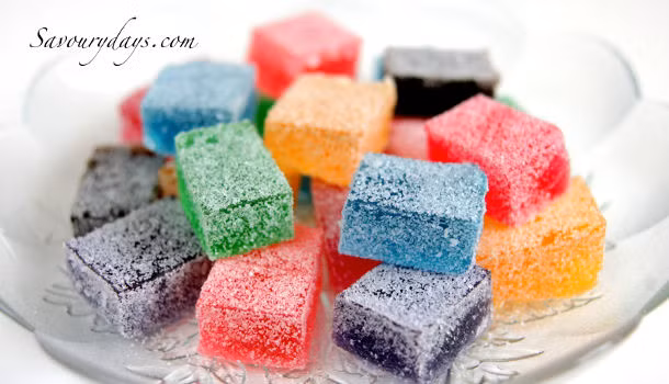 Sau đó cho mật ong vào và liên tục khuấy đều tay cho đến khi hỗn hợp lỏng, trong và đồng nhất. Đổ hỗn hợp vào khuôn làm kẹo đã chuẩn bị sẵn và cho vào ngăn mát tủ lạnh để kẹo đông lại. Sau khoảng 30 phút là bạn đã có thể lấy kẹo ra và thưởng thức. Ảnh: Savourydays.com.