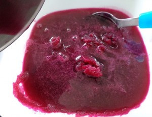 4. Kẹo gôm dẻo. Nguyên liệu: Nước cam, bột gelatin, mật ong. Thêm nước lọc vào nước cam, hòa gelatin vào nước cam rồi ngâm khoảng 15 phút để bột được nở hoàn toàn. Đun hỗn hợp trên bếp với lửa nhỏ. Ảnh: Cungbanvaobep.com.