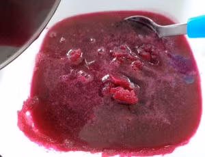 4. Kẹo gôm dẻo. Nguyên liệu: Nước cam, bột gelatin, mật ong. Thêm nước lọc vào nước cam, hòa gelatin vào nước cam rồi ngâm khoảng 15 phút để bột được nở hoàn toàn. Đun hỗn hợp trên bếp với lửa nhỏ. Ảnh: Cungbanvaobep.com.