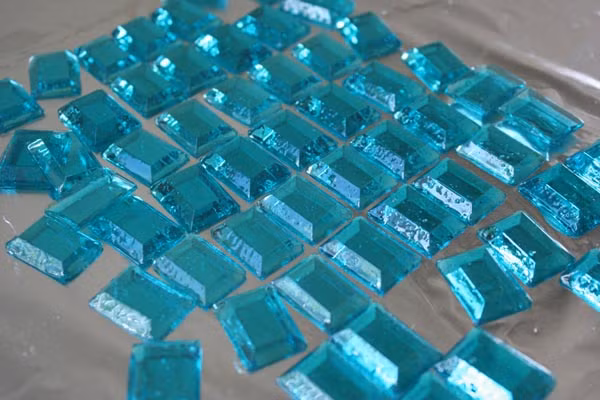 Hỗn hợp này sẽ đông lại ngay sau 5 – 6 phút. Trong khi đợi kẹo cứng, đừng quên đổ nước vào nồi và nhiệt kế cho dễ rửa. Khi kẹo cứng, đổ kẹo nhẹ nhàng ra lớp giấy bạc. Ảnh: Citinews.net.