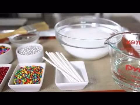 2. Kẹo mút. Nguyên liệu: Đường, mật ong, nước, nước cốt chanh. Cho đường, nước, mật ong, nước cốt chanh vào trong xoong, đun đến khi hỗn hợp ngả sang màu sáng. Ảnh: YouTube.com.