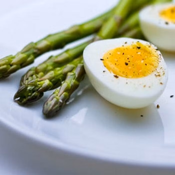 Cho bơ vào chảo nóng đợi tan chảy. Trộn đều lòng đỏ trứng với nước cốt chanh, tiếp đến thêm tỏi, muối và tiêu. Đánh bông hỗn hợp này và đổ vào chảo khuấy chung với bơ. Lưu ý để lửa nhỏ liu riu để trứng không bị vón cục. Cuối cùng rưới nước sốt lên salad, rắc chút hẹ tươi và thưởng thức. Ảnh: Bepgiadinh.