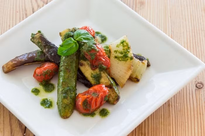 Nướng cà tím và bí xanh đến khi các mặt ngả màu nâu và trộn cùng các loại nước sốt. Cà chua và hành tây cũng trộn cùng nước sốt nhưng lăn qua trên chảo nóng đến khi da cà chua nhăn lại. Sắp xếp rau lên đĩa, rắc muối và cho hỗn hợp húng quế lên. Món salad chay này có thể dùng nóng, nguội hoặc lạnh. Ảnh: Deponline.