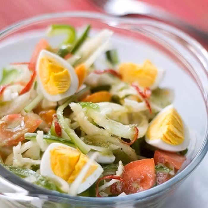 Đổ nước trộn đã pha chế vào trong cái âu có các nguyên liệu trộn thật đều và ngâm khoảng 10 phút. Thi thoảng đảo đều lên để gia vị ngấm đều vào các nguyên liệu. Cuối cùng khi các nguyên liệu được ngấm đều các gia vị thì các bạn chỉ cần cho ra đĩa đã được trang trí sẵn và thưởng thức. Ảnh: Nauzi.