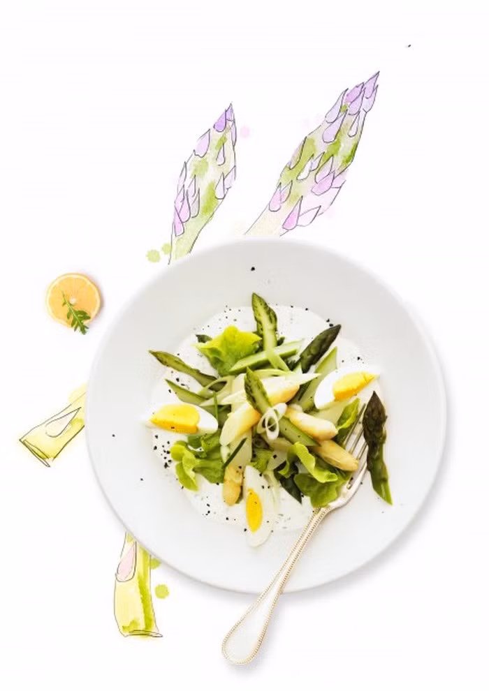 Salad măng tây và trứng. Chuẩn bị măng tây, trứng luộc, dầu ô liu, chanh, tỏi, muối, hạt tiêu, hẹ tươi thái nhỏ. Đun nóng dầu ô-liu, cho măng tây vào xào. Thêm thì là, rau mùi, xào khoảng 1 phút, sau đó tắt bếp, trút ra đĩa. Cắt trứng luộc làm 4 theo chiều dọc, đặt lên trên măng tây. Ảnh: Bepgiadinh.