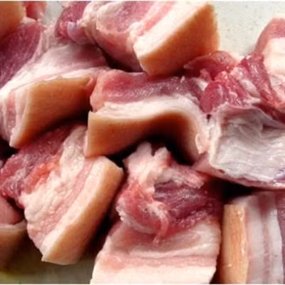 3. Thịt ba chỉ kho ngũ vị hương. Nguyên liệu: Thịt ba chỉ, bột ngũ vị hương, hành tím, hành lá, nước dừa, nước mắm, gia vị. Thịt ba chỉ rửa sạch cắt thành từng lát dày 3 cm. Tiếp theo cho thịt vào nồi, thêm ngũ vị hương, đường, nước mắm, muối. Ảnh: Cooky.vn.