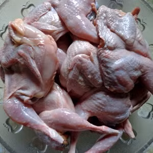 6. Chim cút chiên ngũ vị. Nguyên liệu: Chim cút, bột ngũ vị, dầu hào, mật ong, giấm, nước tương, tỏi, tiêu, gia vị, xà lách, cà chua, hành tây. Chim cút mua về rửa sạch với nước pha muối, nhổ lại lông chim cho thật sạch, để ráo, chặt làm đôi. Ướp chim cút với ngũ vị hương, mật ong, tỏi băm, nước tương khoảng 10 phút. Ảnh: Cooky.vn.