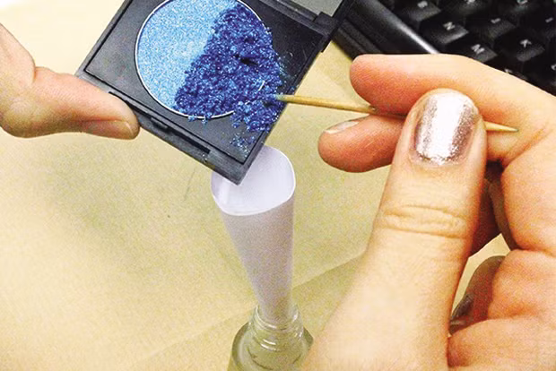 Sau đó, dùng que gỗ (tăm) khuấy đều cho đến khi nó tan ra. Nếu bạn thấy sơn bị đặc thì hãy cho thêm vài giọt nước tẩy móng tay hoặc acetone. Trước khi sơn lên móng, bạn cần lắc đều lọ sơn để màu đều hơn và nước sơn sánh vừa đủ. Ảnh: VTMOnline.vn.